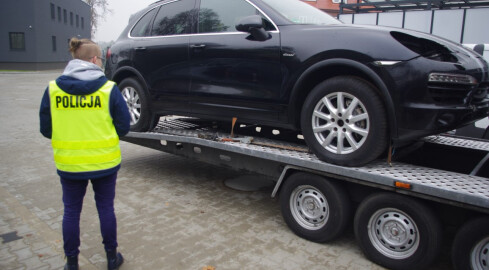 Po pijanemu wiózł kradzione auto i chciał przekupić policjantów  - grafika